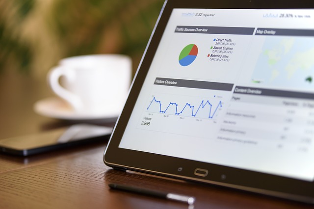 aufgeklappter Laptop von der Seite. Laptop zeigt Statistiken und Analysedaten