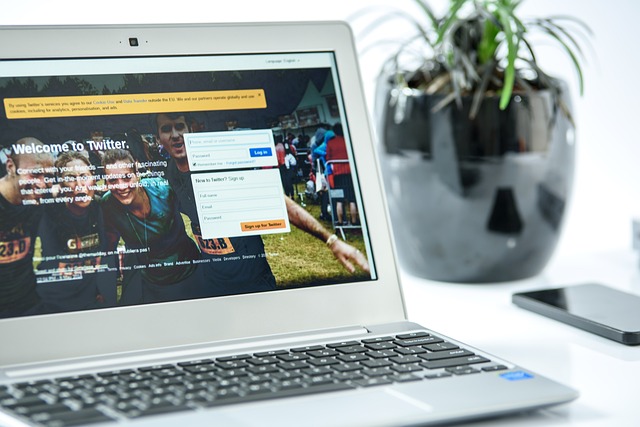 Arbeitsplatz mit aufgeklapptem Laptop, der eine Webseite zeigt.